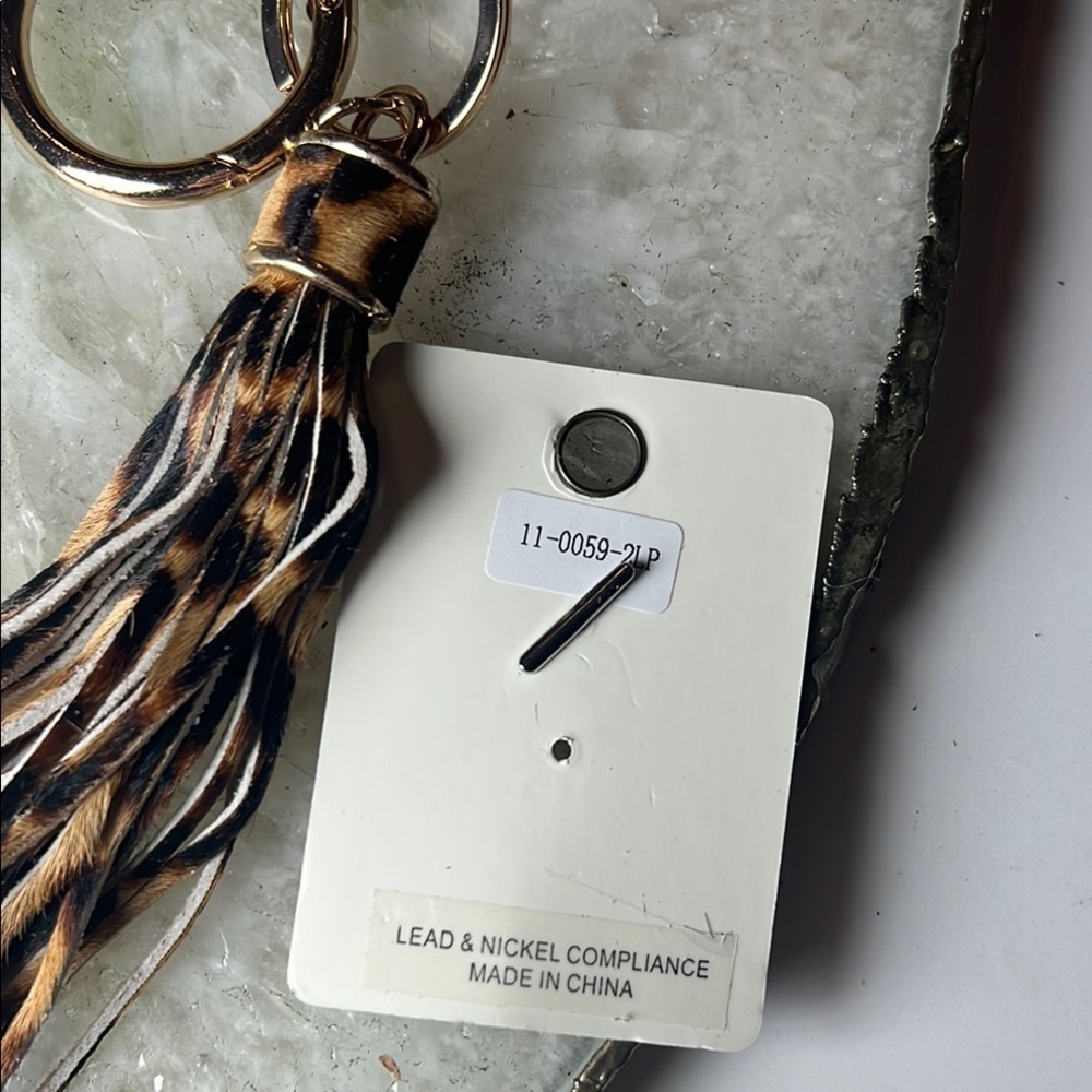 🐆Clover- Animal Print Tassel Keychain | Bag Charm | Neutral Leopard | Gold Ring - Picture 5 of 7